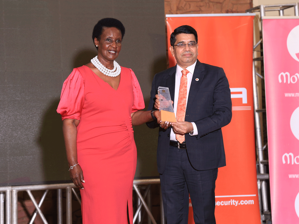 Bank-of-Baroda-Managing-Director-recieves-the-East-Africa-Brand-Quality-Awards