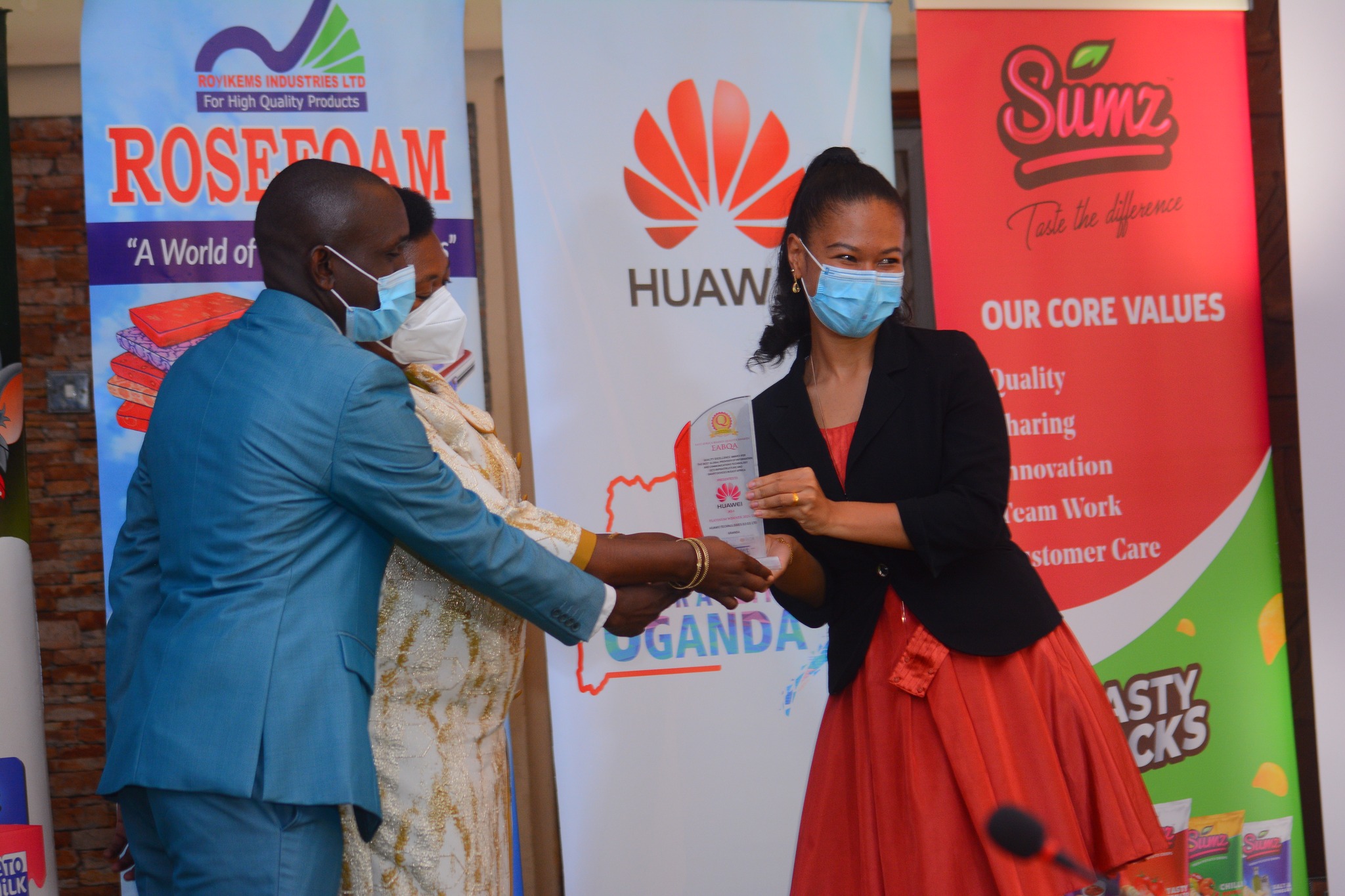 HUAWEI representative Ms. Sooma Fauzia awarded the East Africa Brand Quality Awards 2021