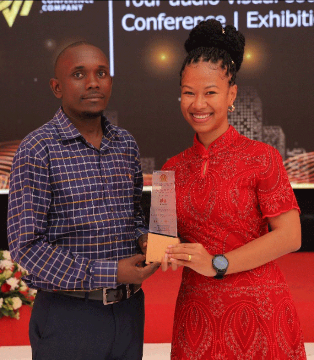 Ms.-Fauzia-Sooma,-Huawei-receiving-a-Quality-Seal-of-Excellence-for-the-East-Africa-Brand-Quality-Awards